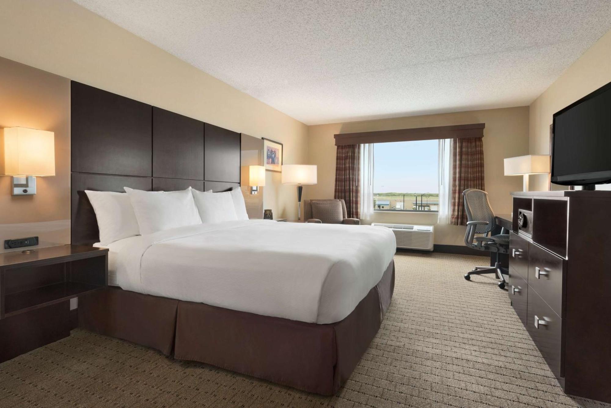 King Room with Accessible Tub - Mobility and Hearing Access,1557468976:JPEG